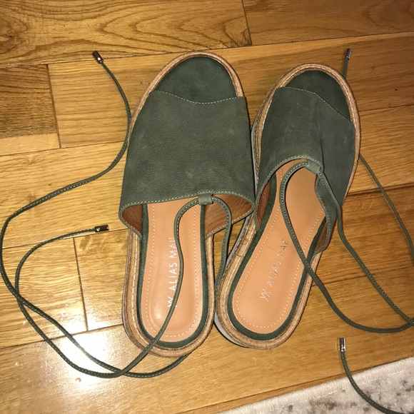 Alias Mae platform slides - Picture 1 of 3